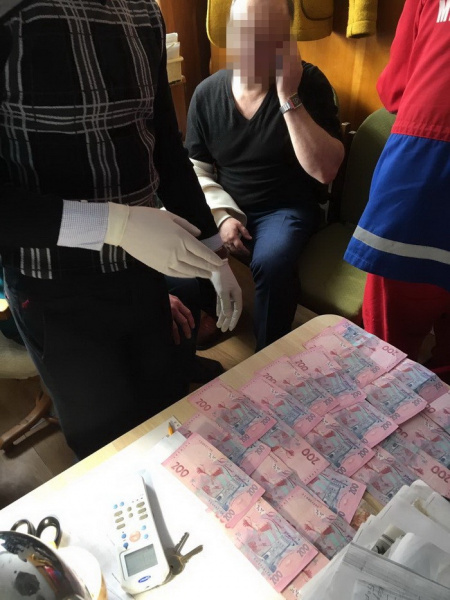 Во Львовской области на взятке разоблачили чиновника ГМС